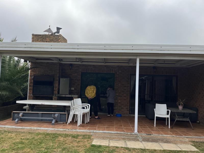 To Let 3 Bedroom Property for Rent in Uitzicht Western Cape